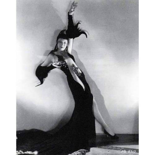 Kay Johnson wears Adrian in Madam Satan (1930) #adrian #madamsatan #costume #moviestyle #1930s #cost