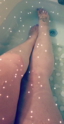 gory-mermaid:  Bath time and mask time….though