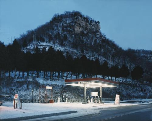 Alec Soth USA. Fountain City, Wisconsin. 2002. Cemetery. Sleeping by the Mississippi