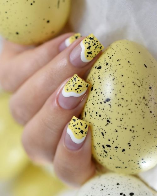  Joyeuses Pâques Pour l’occasion, je vous montre le petit nail art effet coquille d’œuf qui m’accomp