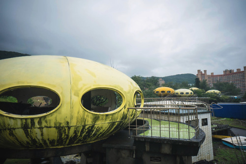 abracatastrofe: elugraphy: 台湾のUFO型ハウスAbandoned UFO houses in Taiwan. ️