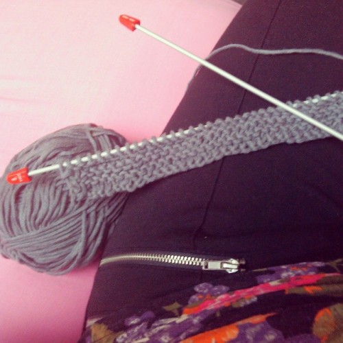 knitting my first scarf :3 #knitting #knit #scarf #wool #yarn #newhobby #beginner #needles #schal #s