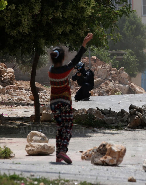 Palestinian kid fighting Israeli soldiers