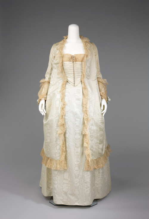 the-met-art: Tea gown, Costume InstituteMedium: silk, cottonBrooklyn Museum Costume Collection at Th