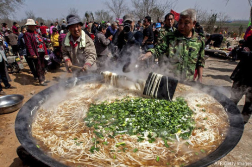 laffballz:  world’s largest bowl of pho