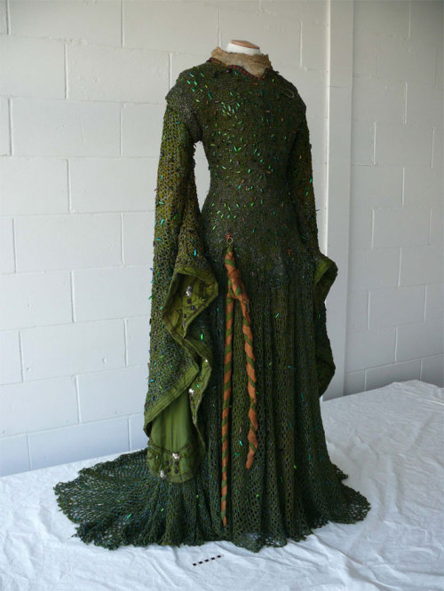 junko-saotome:  celestialmazer:  THE ARCHAEOLOGY OF A DRESS Restored dress as worn by Ellen Terry in her 1888 portayal of Lady Macbeth. “When Ellen starred alongside Henry Irving in Macbeth in 1888, there was not a wide choice of fabrics available