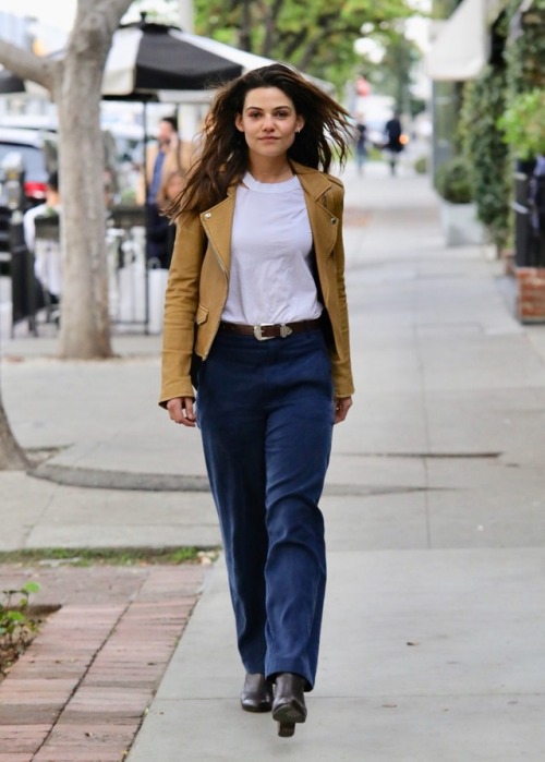 teamdaniellemcam: #DanielleCampbell - Meets with a friend to have coffee at a local cafe in West Hol