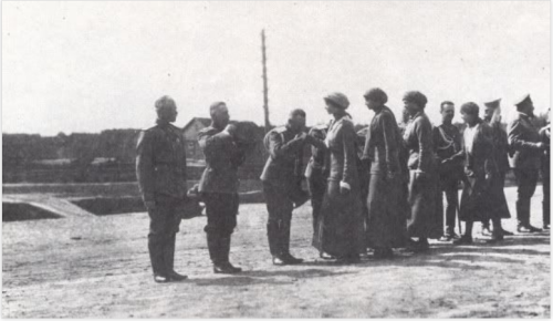  OTMA - Grand Duchesses Olga, Tatiana, Marie & Anastasia Nikolaevna Romanov being greeted. 