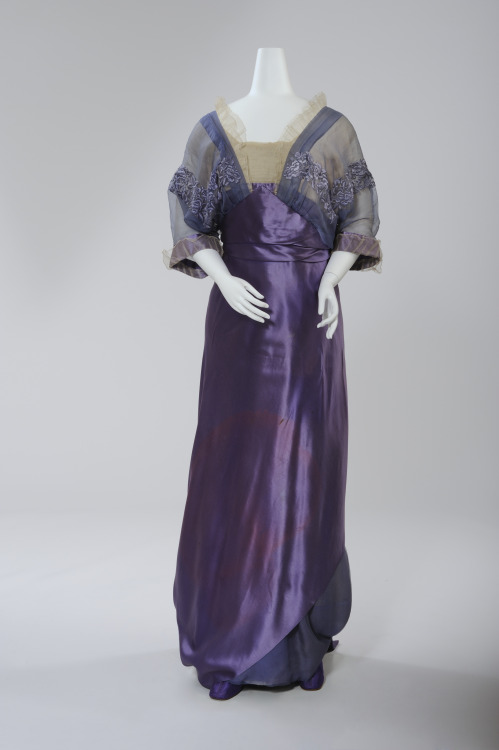 history-of-fashion: 1910 Dress by Drecoll Wien silk satin, silk muslin, silk tulle, silk taffet