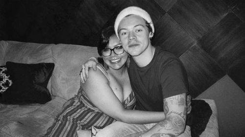 harrystylesdaily:Harry with a fan at the Make-A-Wish Meet & Greet event in LA - April 25 (via ho