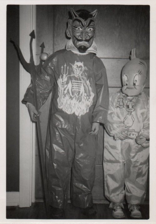 fifties-sixties-everyday-life:  Halloween, 1957. 