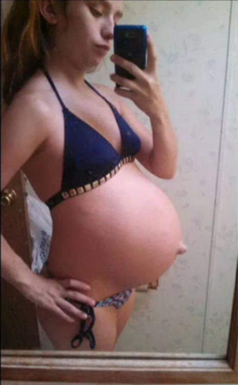 boobzbabezpregz: Her big pregnant belly button looks like a micro penis!