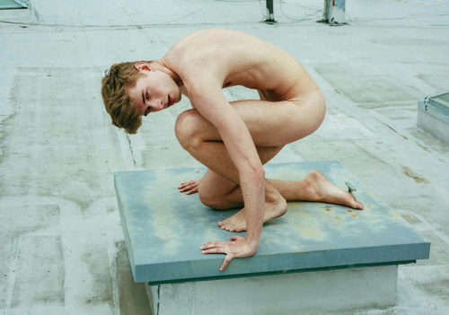 totallygaytotallycool: HUMAN SCULPTURE “You want me to hunch over like this?” Brandon couldn’t understand why the Psych major with the captivating eyes wanted him to get up on the empty pedestal. But it seemed like such a reasonable request, and