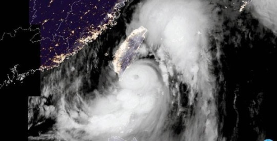 الإعصار البحري هو رياح عنيفة على صورة دوامة تتحرك في مسار ضيق فوق اليابسة.