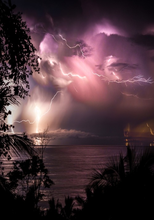 s-m0key:Costa Rica Lightning. By - Jarrod Lopiccolo