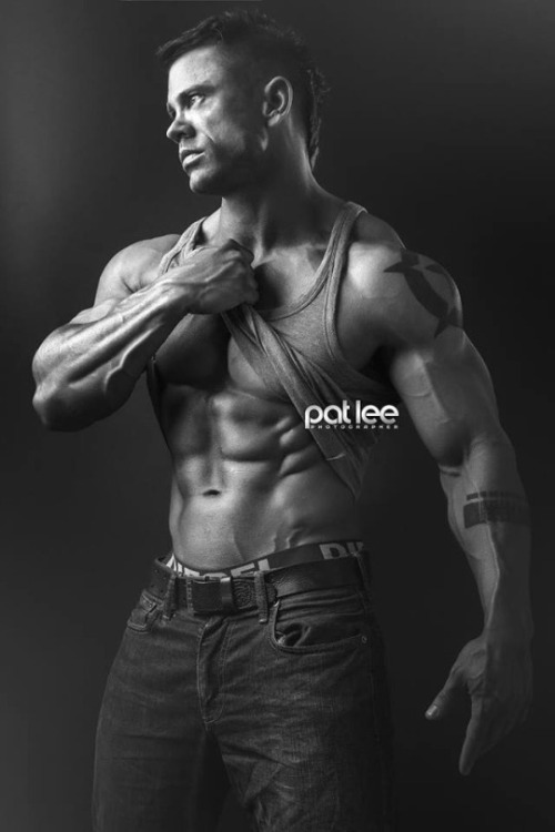 desbeauxmales:  Waouw Aaron je te kiffe 