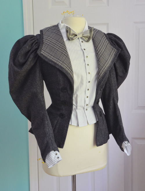 I finished a shirtwaist and a cute little bow to go with my 1890′s cycling costume. I’m really happy