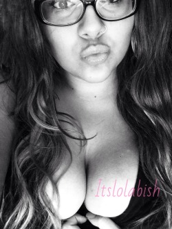 itslolabish:  Me pulling my shirt down .  Making a duck face .