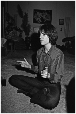 rimbaudwasademonchild:  Patti Smith in Los Angeles, 1974. Photo © Michael Ochs Archives. 