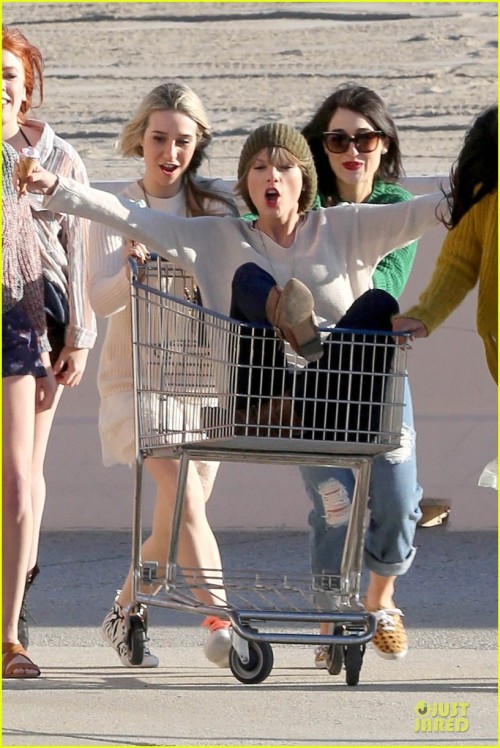 oliro9:  iloveanimalssavetheworld:  Gaylor Swift  Taylor with other girls  She looks so hot and