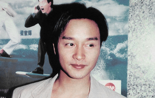 眉目如画（méi mù rú huà）形容容貌端正秀丽。(Describes beautiful facial features) L