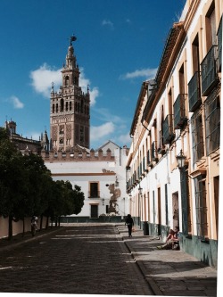 travelingcolors:  Patio de Banderas, Seville