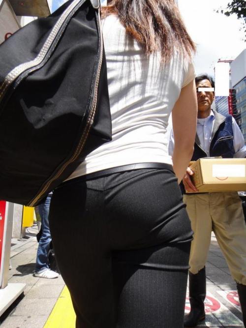 【ＯＬ盗撮エロ画像４０枚】毎朝同じ時間，同じ通勤方向で俺の前を歩く美尻ＯＬに我慢できなくて隠し撮りしてオナネタにしてるｗｗｗｗｗｗ | エロ画像素人 ピンクの象ch