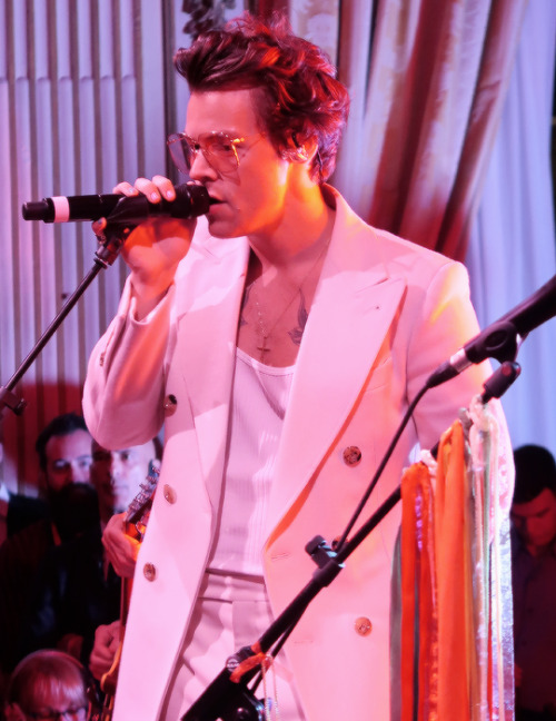 afamilyshowblog:Harry performing with Stevie Nicks at the Gucci Cruise 2020 after party - 28/05