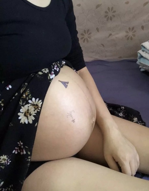 wocyf: 眼神呆滞肚子纹身的美