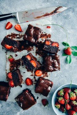 fullcravings:  Chocolate Covered Strawberry Brownies