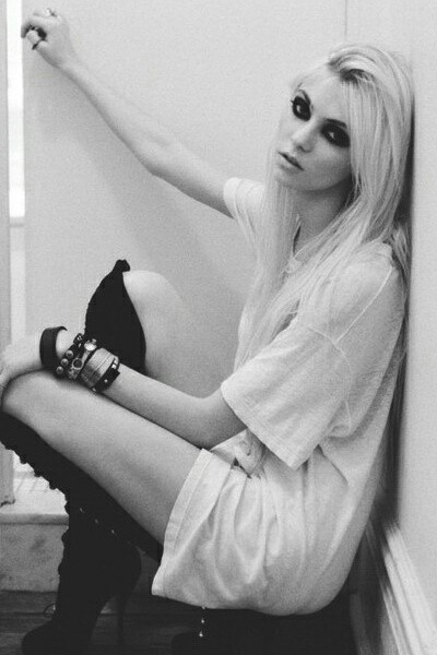 depressedgirl1lex:  Taylor Momsen is so much adult photos