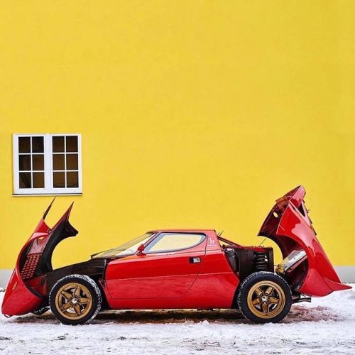 vintageclassiccars:Lancia Stratos on ice.
