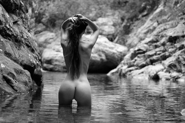 aliceestunecoquine:  Un peu de fraîcheur ….(Photo : David Malbéqui, N&amp;B