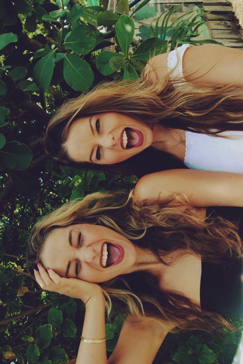 dr-ea-ms:  best friends with long hair - Google zoeken on We Heart It - http://weheartit.com/entry/66586550/via/stellaaaaaaaaaa Hearted from: http://favim.com/image/757107/ 