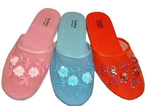exhaustedluv:  h0rch4ta:  #THESE ARE LIKE THE 05 CROCS UGH lmao    hahahahaha damn