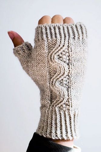 podkins:Nalu Mitts by Leila Raabe on Ravelry. This pattern is available as a free Ravelry download. 