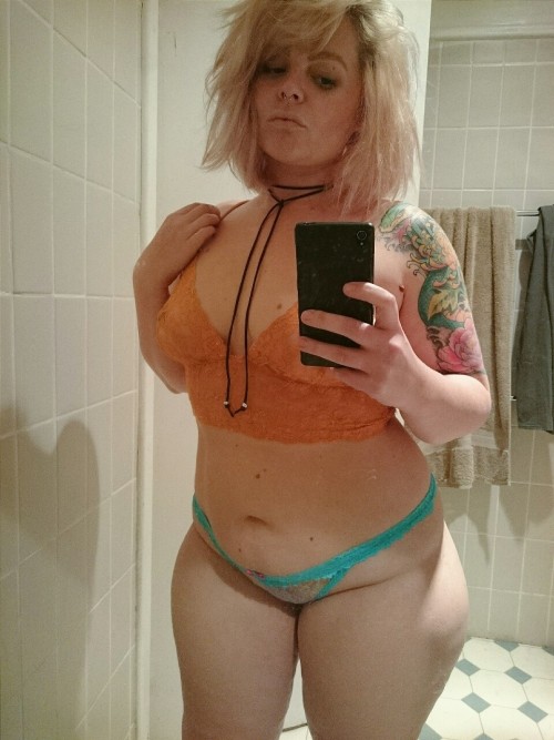 bigwhootycentral: Sexy @tallulah-moon with a great selfie set