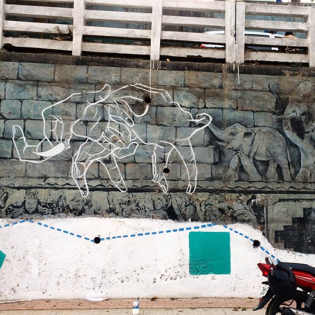 To be heard or not to be herd? Elephant hands (8ft x 4ft) #streetart by me. #artistoninstagram #artistontumblr #hands #elephants #herd #heard #art #linedrawing #geechugallus (at Dhanvanthri Nilayam Ayurveda Vaidhyasalai)