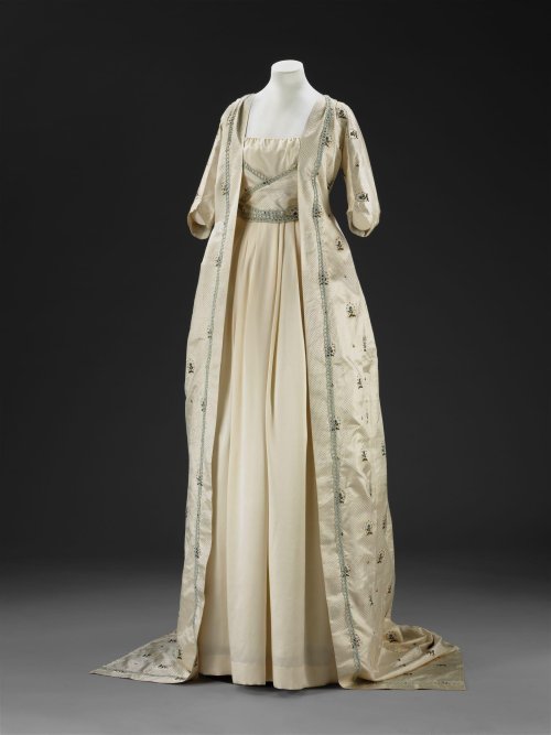 mode-dame:Round Gown, c. 1790-1795from V&amp;A