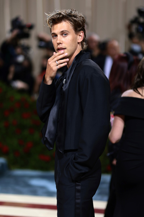 vogueman: Austin Butler attends The 2022 Met Gala Celebrating “In America: An Anthology of Fas