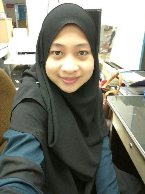 muniroh:Awek muslimah.lupa delete gambar dlm hpon sebelum jual…hihihi Nk kenal blh x