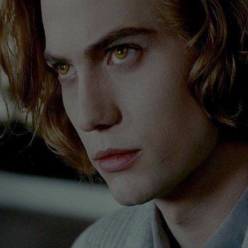 Me: I Watch Twilight For The Plot