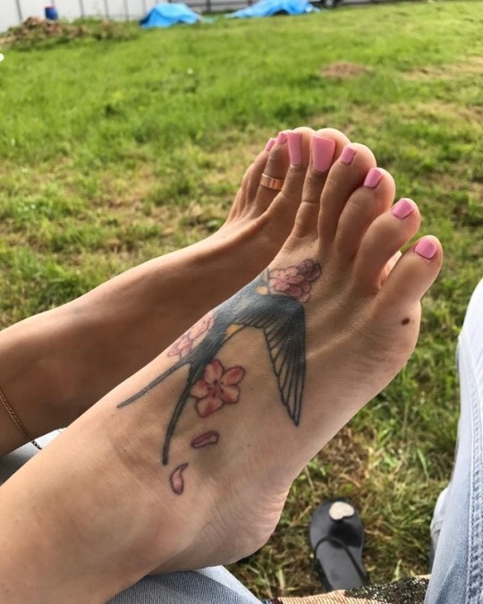 solecityusa:  forthel0ve0ftoesblog:  In appreciation of female feet, arches, toes and soles - http://solecityusa.tumblr.com 