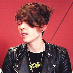 aheartisaheavyburdentobear:  I love her hair. 
