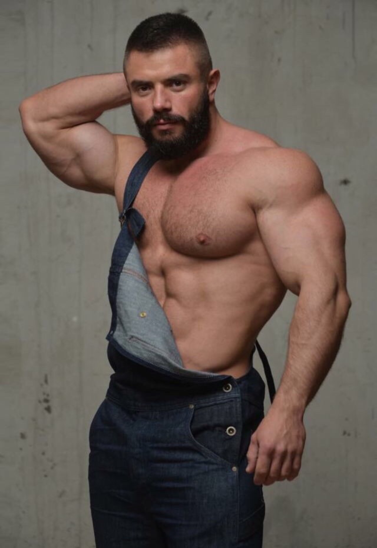 pecsaretodiefor:  Leo Bartenev, how hot is he! He is getting hotter and hotter and
