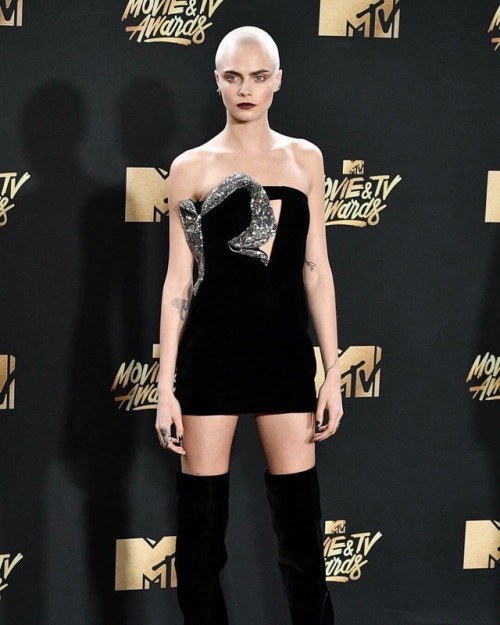 caradelevingne25: Cara Delevingne looking stunning with her shaved head and thigh boots.