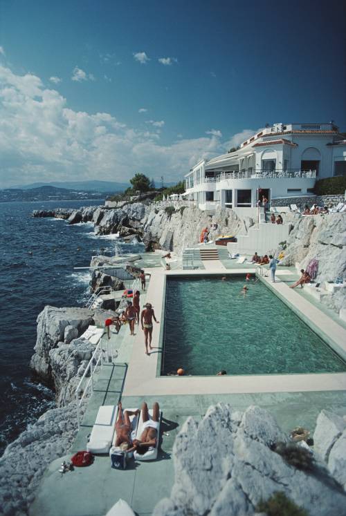 vintageeveryday:Guests by the pool at the Hotel du Cap Eden-Roc, Antibes, August 1976. Photograph by