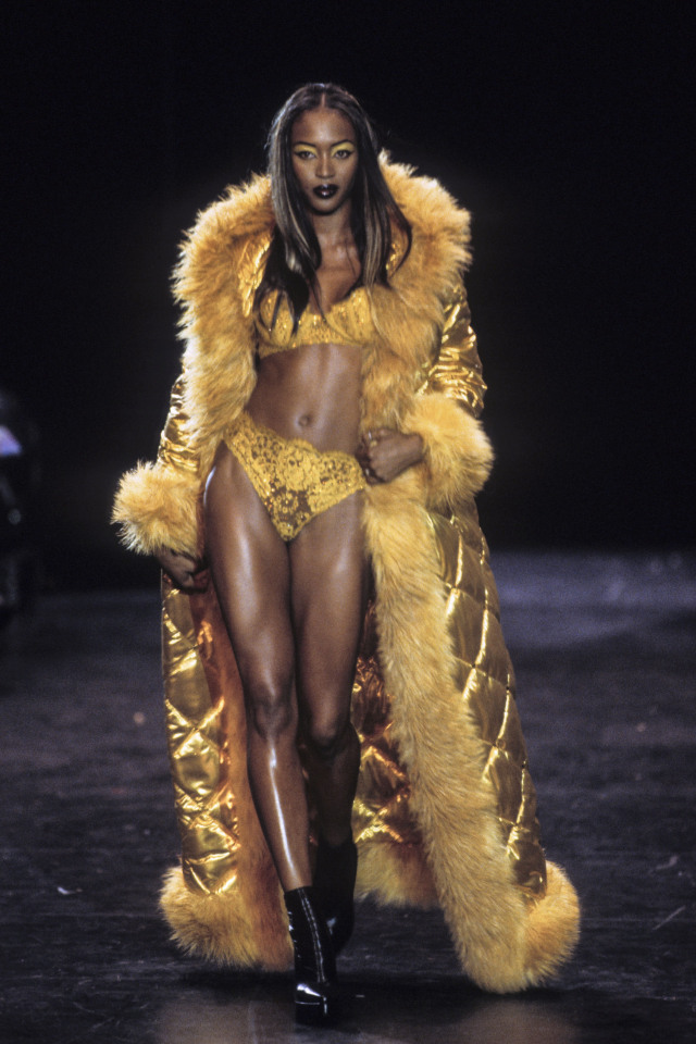 Betsey Johnson Ready-To-Wear Fall/Winter 1998. Model: Naomi Campbell