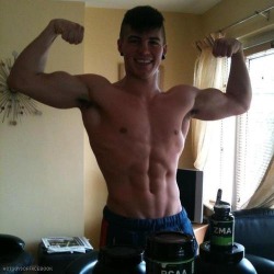 texasfratboy:  Cute smile and nice bod. Yummy!!