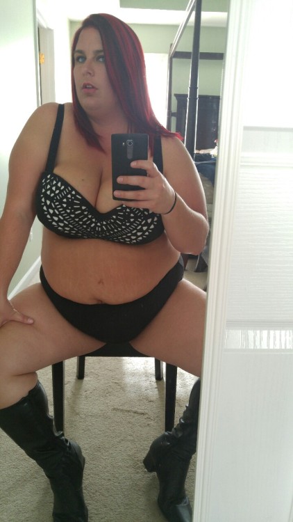 doitdanni:  @doitdanni Got the red hair back. Reblog and tell me what you think.  I think you a super hot redhead milf